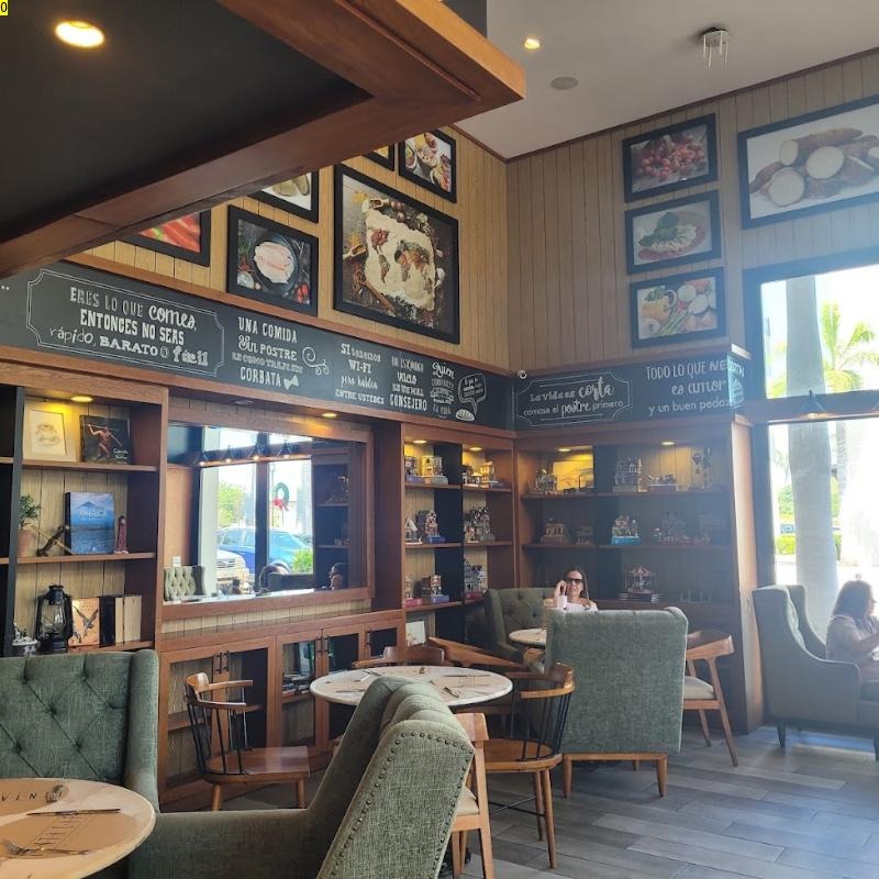 Salón de Tinta Café con libreros y pizarras