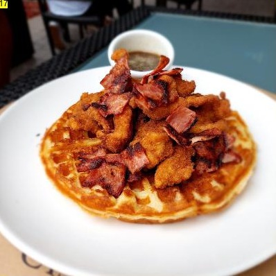 Waffle de huevo y tocino